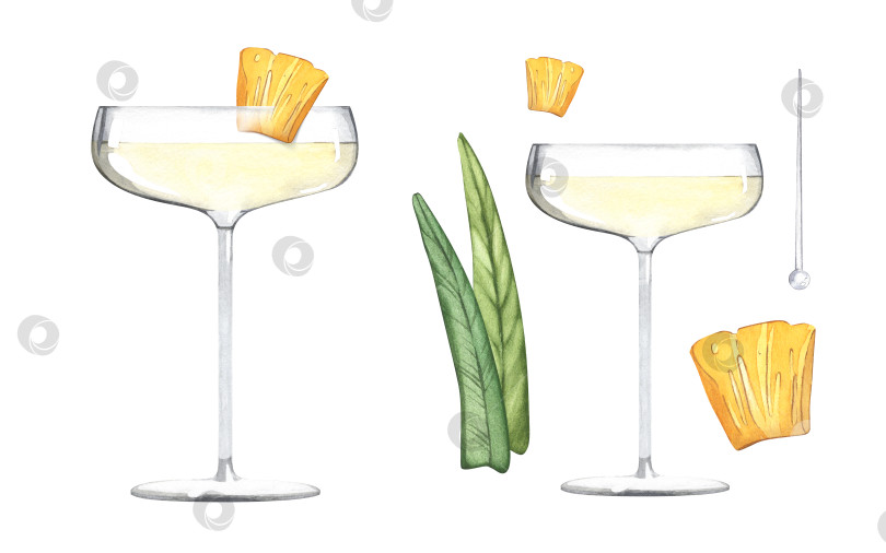 Скачать Подавайте французский ананасовый коктейль с ломтиком ананаса. Шампанское с фруктами. Алкогольный напиток в бокале на ножке. Акварельная иллюстрация на белом фоне. фотосток Ozero