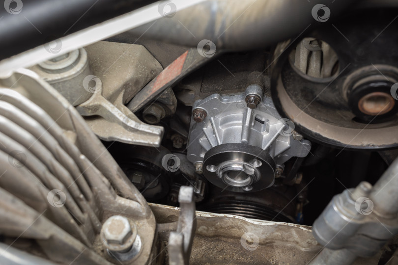 Скачать Установлен новый насос охлаждения двигателя в легковом автомобиле фотосток Ozero