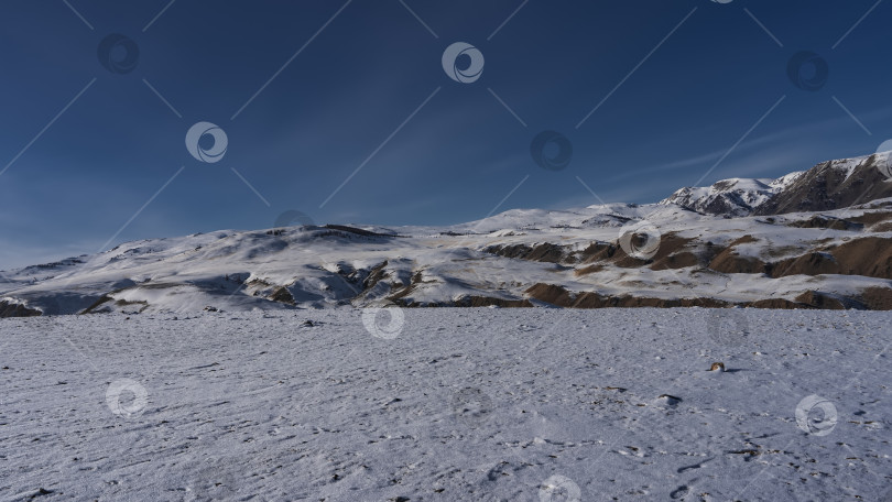 Скачать Горы с красно-коричневыми склонами покрыты снегом. фотосток Ozero