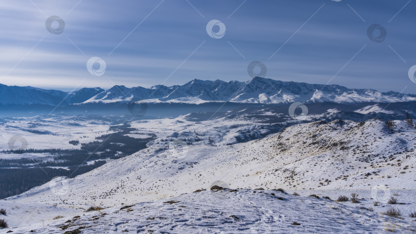 Скачать С заснеженного высокогорного плато видны бескрайние просторы. фотосток Ozero