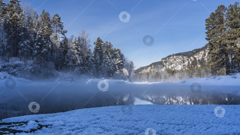 Скачать Пар поднимается над незамерзающим участком реки. фотосток Ozero