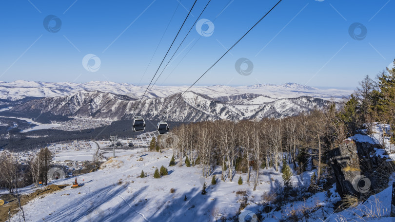 Скачать Через заснеженную долину проходит канатная дорога. фотосток Ozero