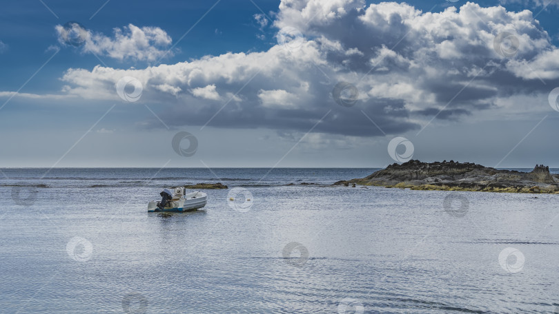 Скачать Моторная лодка в заливе на мелководье во время отлива. фотосток Ozero