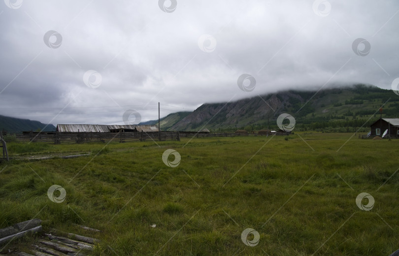 Скачать Маленькая деревушка в горах. фотосток Ozero