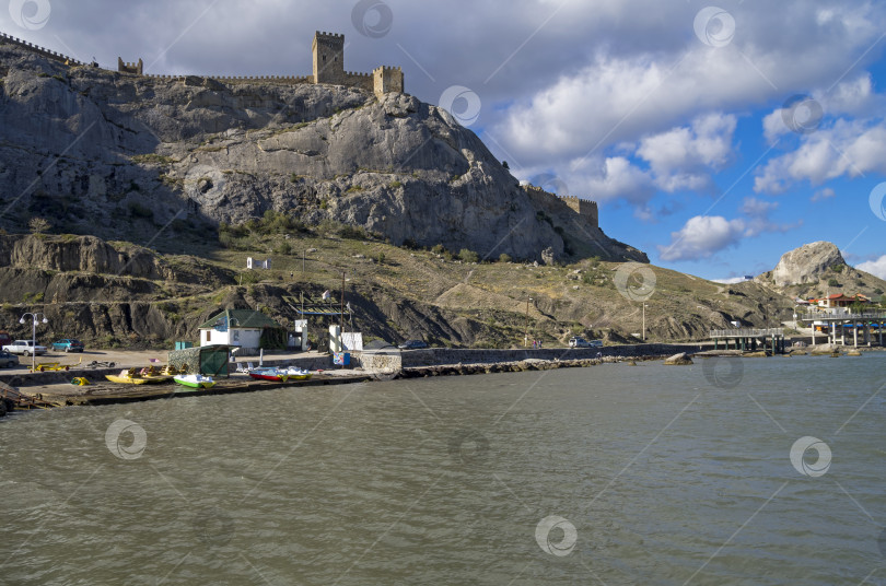 Скачать Вид с моря на древнюю генуэзскую крепость. фотосток Ozero