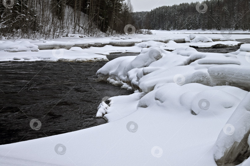 Скачать Быстрая незамерзающая река зимой. фотосток Ozero