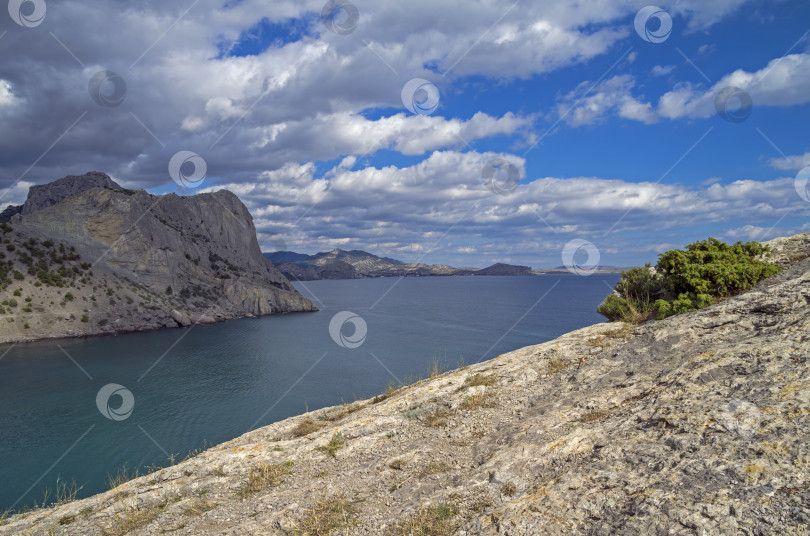 Скачать Прекрасный морской пейзаж в солнечный день. фотосток Ozero