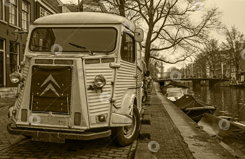 Скачать Старый фургон "Ситроен" в Амстердаме. фотосток Ozero