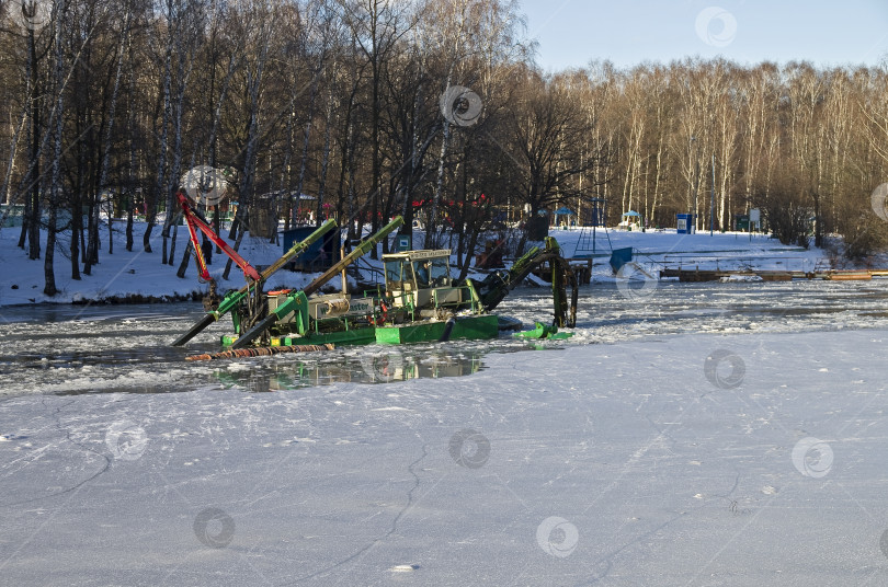 Скачать Очистка пруда. фотосток Ozero