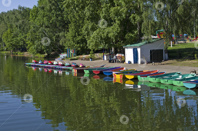 Скачать Прокат лодок на городском пруду. фотосток Ozero