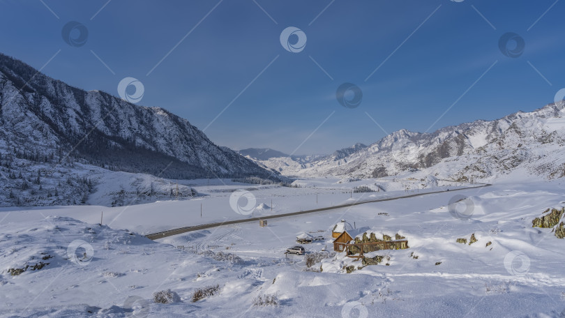 Скачать Шоссе проходит через долину, окруженную горами. фотосток Ozero