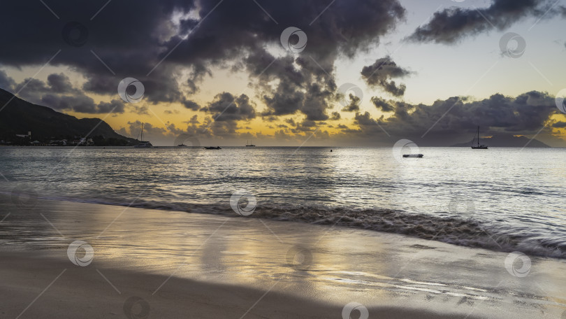 Скачать Вечерние сумерки на тропическом пляже. фотосток Ozero