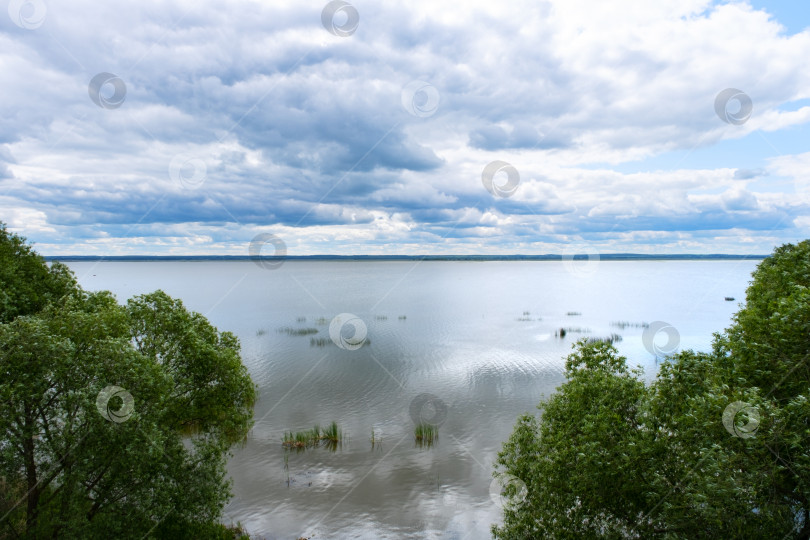 Скачать Вид на озеро Неро в городе Ростове в России. Водный горизонт и облачное небо фотосток Ozero