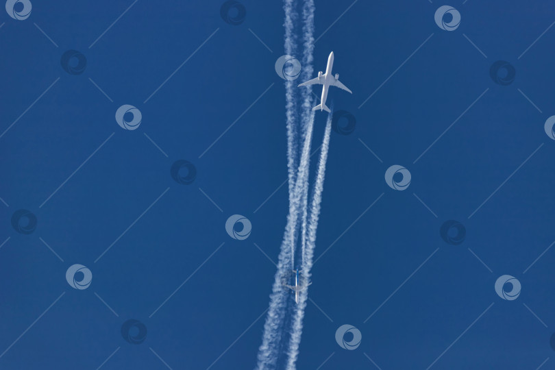 Скачать Два самолета, летящие противоположными курсами, встречаются в небе фотосток Ozero