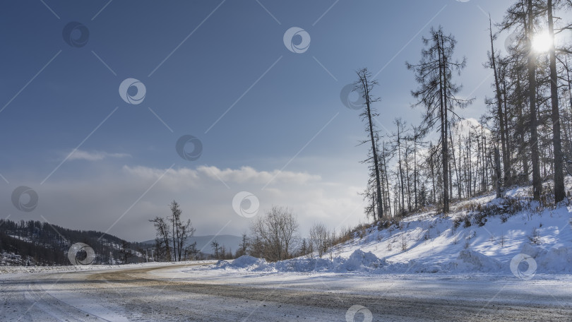 Скачать Дорога изгибается в заснеженной долине. фотосток Ozero