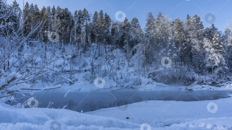 Скачать Пар поднимается над голубой незамерзающей рекой. фотосток Ozero