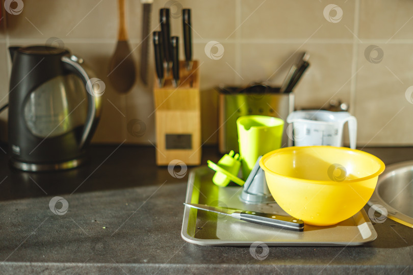 Скачать Кухонная столешница с вымытой посудой фотосток Ozero