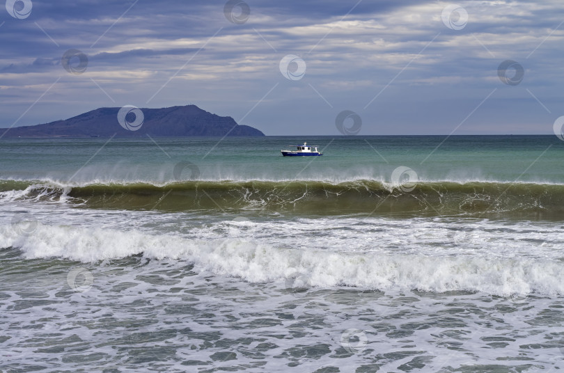 Скачать Разбивающаяся о берег морская волна. фотосток Ozero