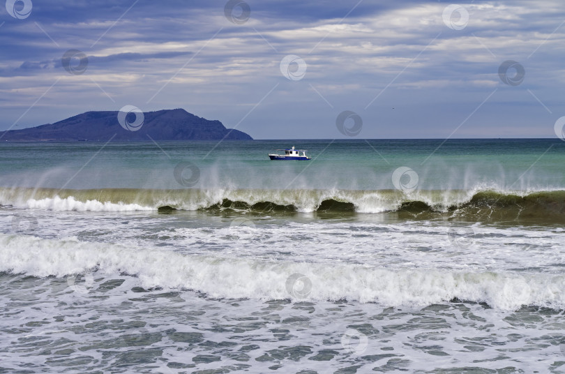 Скачать Разбивающаяся о берег морская волна. фотосток Ozero