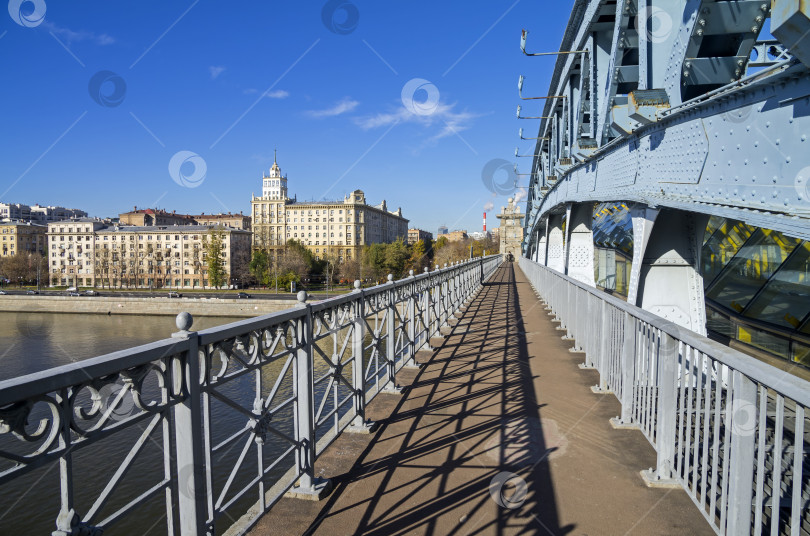 Скачать Открытый проход по пешеходному мосту. фотосток Ozero