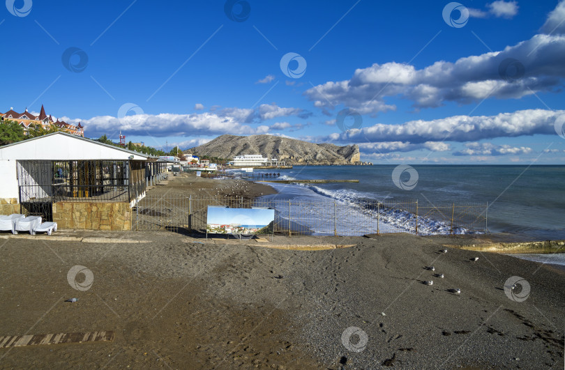 Скачать Пустой пляж в конце сезона. фотосток Ozero