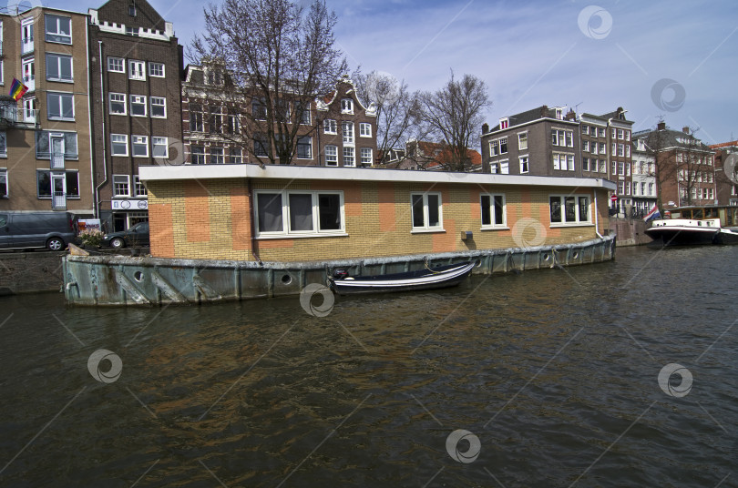 Скачать Баржи на каналах Амстердама. Баржи на канала фотосток Ozero