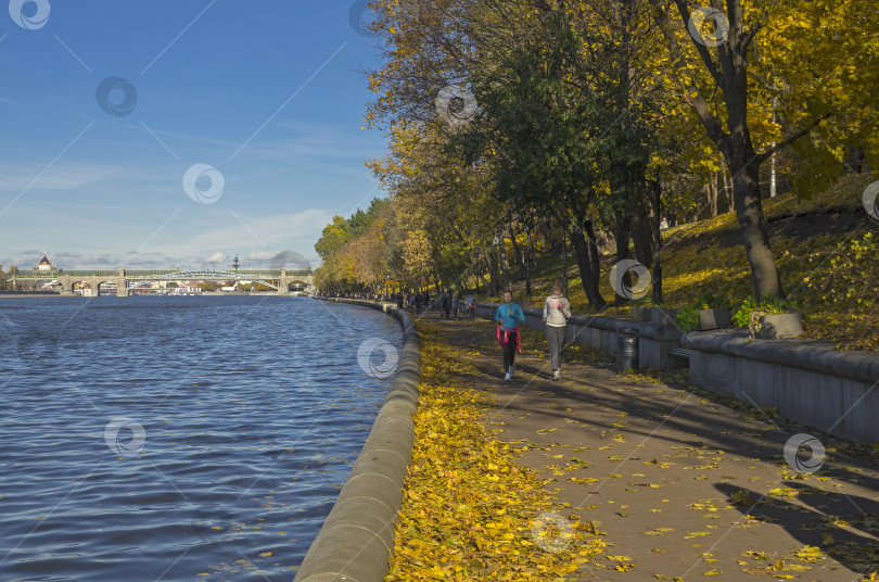 Скачать Набережная в погожий октябрьский день. фотосток Ozero