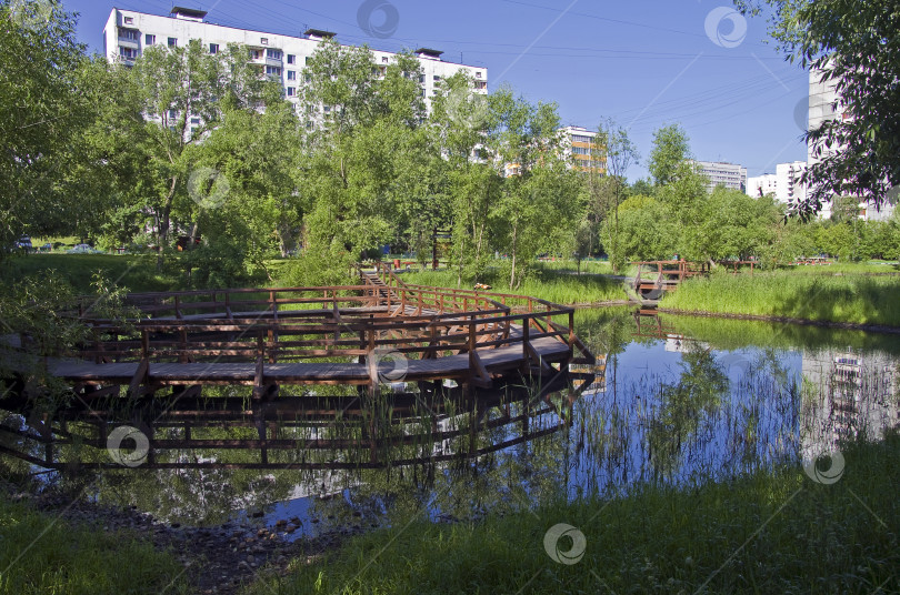 Скачать Небольшой пруд в городе. фотосток Ozero