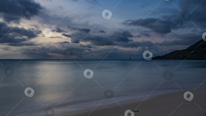 Скачать Тихий безмятежный вечер на тропическом пляже. фотосток Ozero