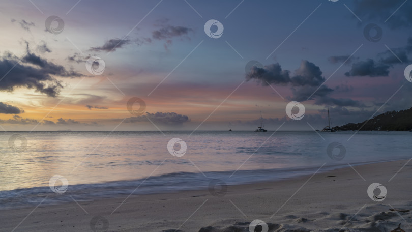 Скачать Романтический вечер на тропическом пляже. фотосток Ozero