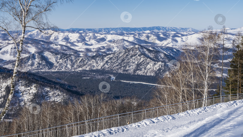 Скачать Вдоль склона холма установлен металлический забор. фотосток Ozero
