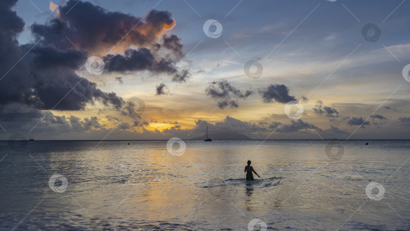 Скачать Силуэт девушки в океане на закате. фотосток Ozero