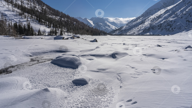 Скачать Замерзшее озеро окружено горами. фотосток Ozero