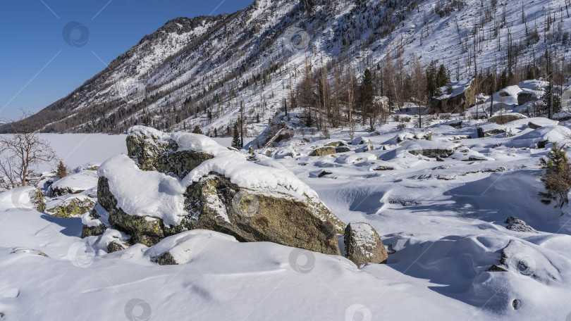 Скачать Слой снега покрывает живописные валуны. фотосток Ozero