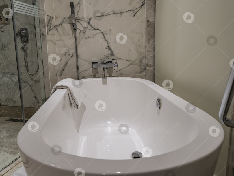 Скачать Интерьер современной ванной комнаты. фотосток Ozero