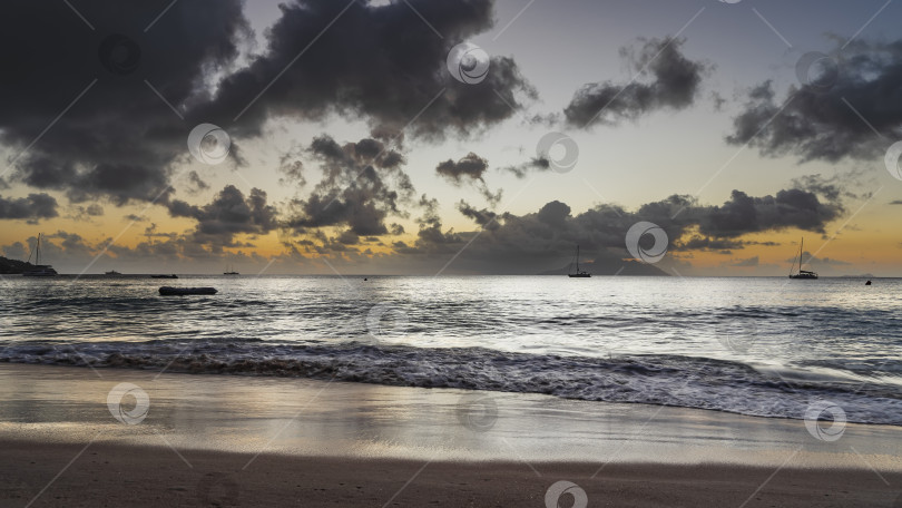 Скачать Сумерки после захода солнца на тропическом пляже. фотосток Ozero