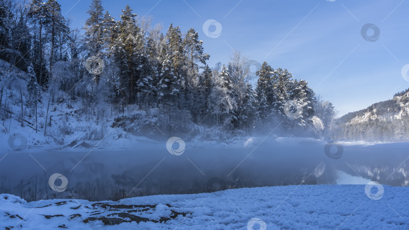 Скачать Над незамерзающей рекой поднимается пар. фотосток Ozero