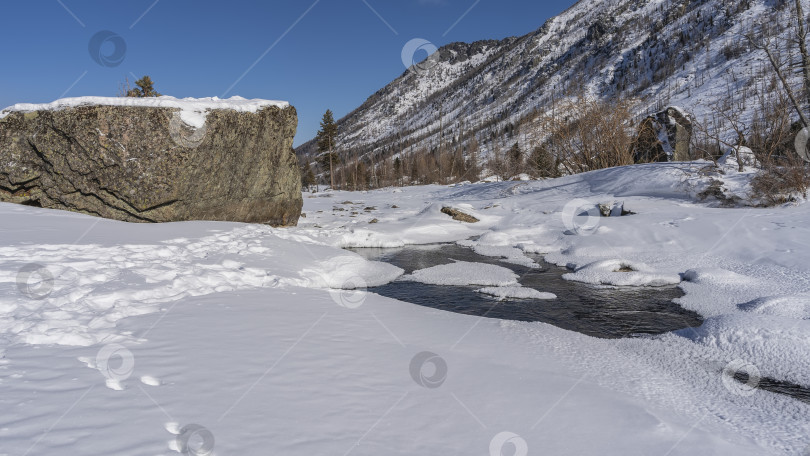 Скачать В замерзшем озере происходит оттепель. фотосток Ozero