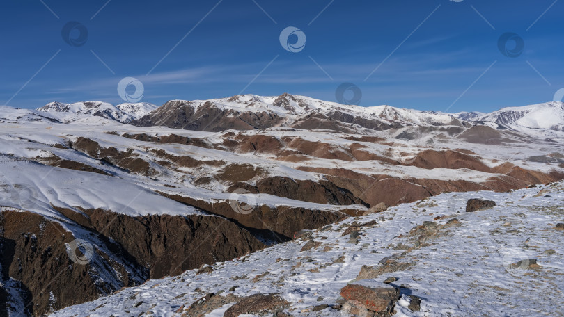 Скачать Горы с необычными красно-коричневыми склонами на фоне голубого неба. фотосток Ozero