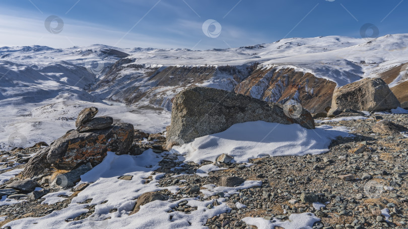 Скачать По заснеженному плато разбросаны живописные валуны. фотосток Ozero