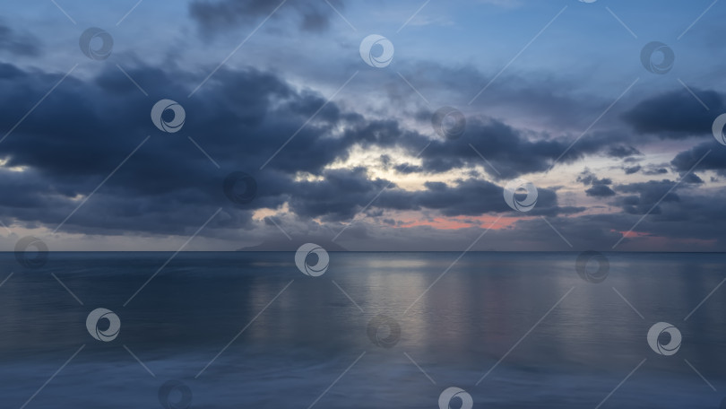 Скачать Вечерний морской пейзаж в голубых тонах. фотосток Ozero