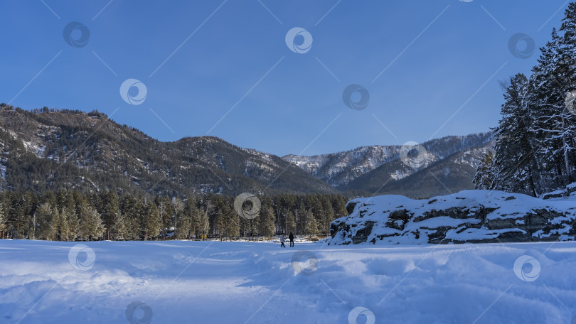 Скачать На живописных валунах лежит слой снега. фотосток Ozero