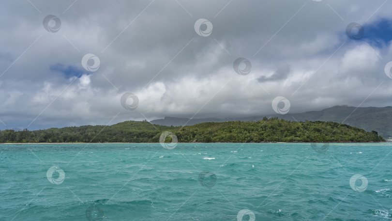 Скачать Острова в бирюзовом океане полностью заросли тропической растительностью. фотосток Ozero