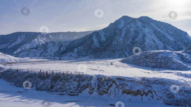 Скачать Замерзшая река в заснеженной долине. фотосток Ozero