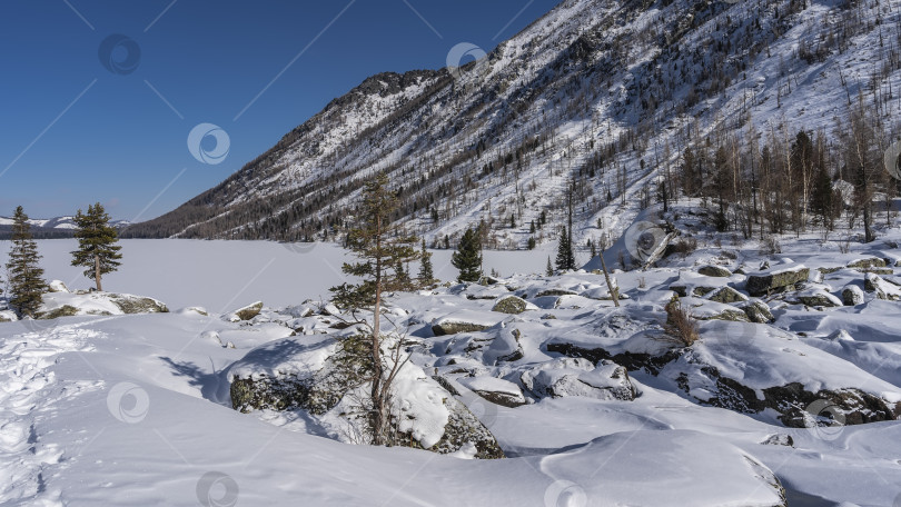 Скачать Живописные валуны под слоем снега фотосток Ozero