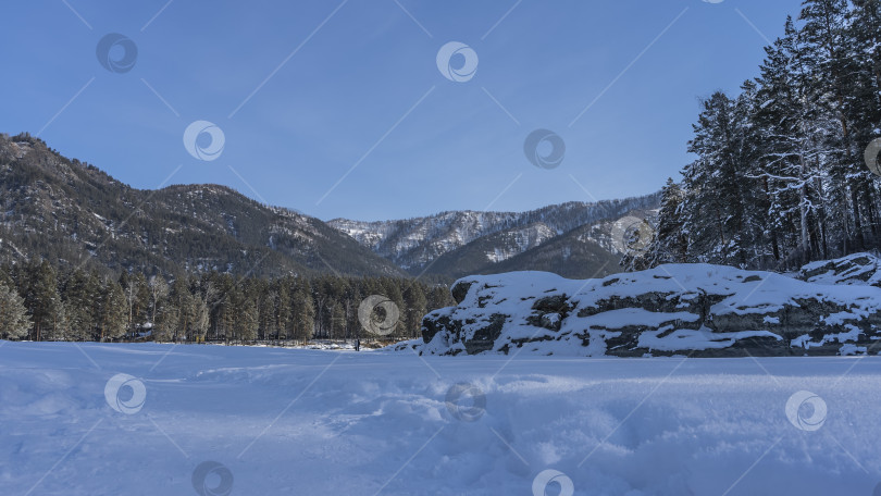 Скачать Тропинка протоптана через сугробы. фотосток Ozero