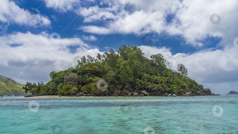 Скачать Уединенный тропический остров, полностью заросший тропической растительностью. фотосток Ozero