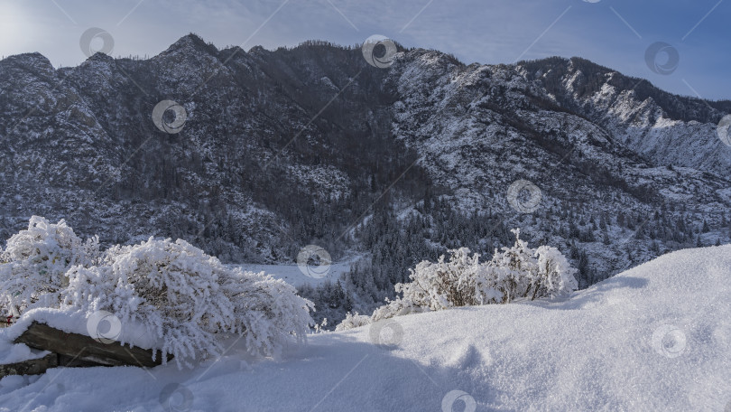 Скачать Зима. Живописный горный хребет на фоне неба. фотосток Ozero