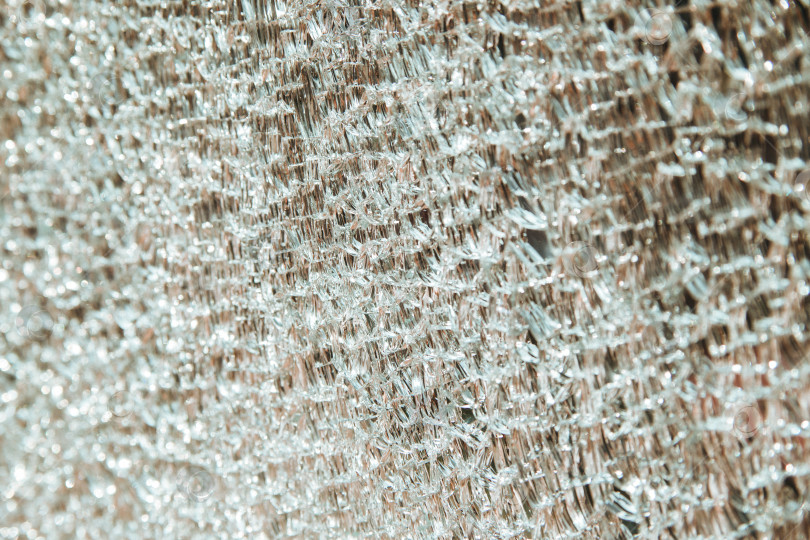 Скачать Фон сделан из разбитого на мелкие кусочки стекла. Отражение солнечных лучей от поверхности. фотосток Ozero