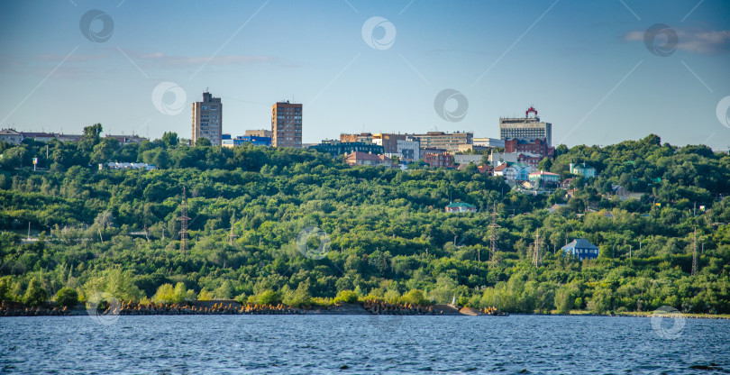 Скачать Ульяновск, Россия - 20 июля 2019 года. Вид на город Ульяновск с реки Волга, Россия фотосток Ozero